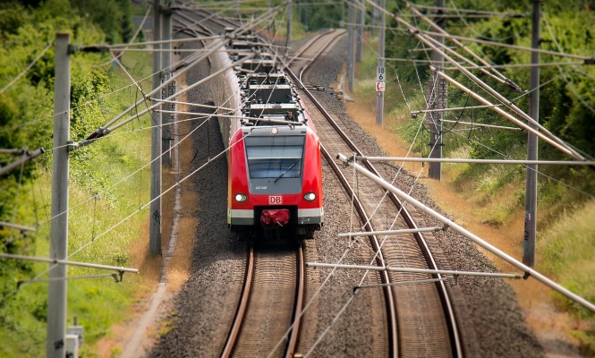 Z Krakowa do Tarnowa pociągiem czy autokarem?