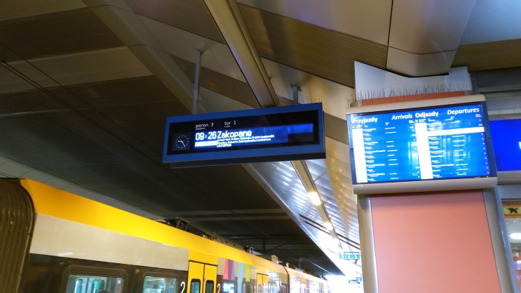 Tablica odjazdu poci膮gu Luxtorpeda na stacji PKP Krak贸w G艂贸wny
