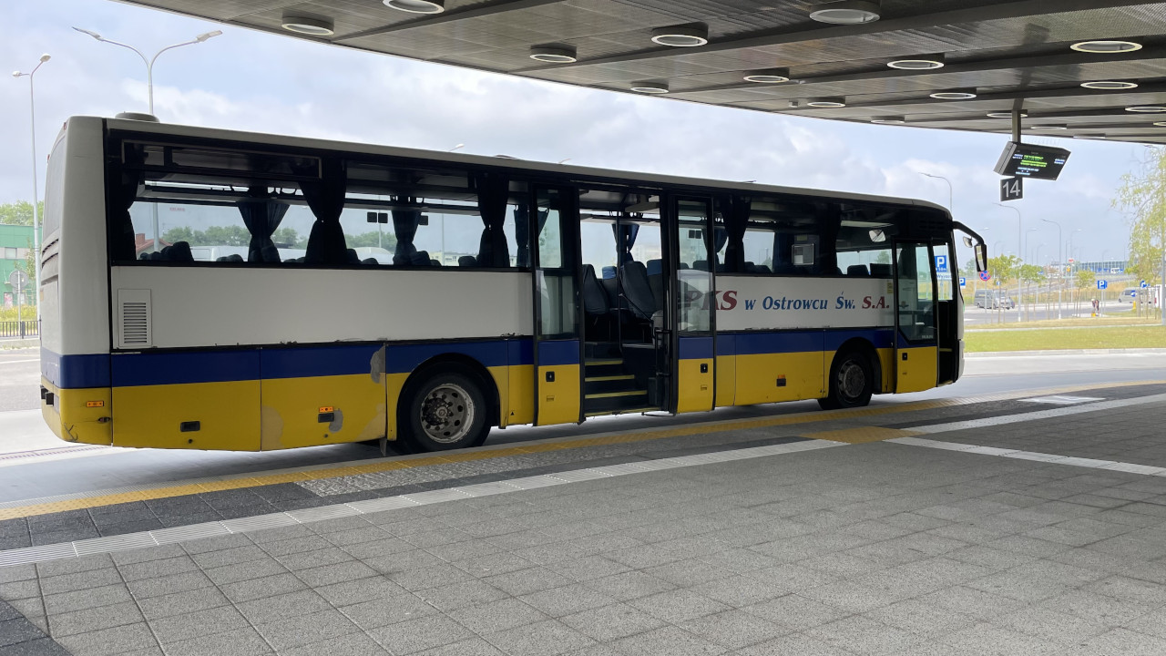 Autobus PKS Ostrowiec Świętokrzyski oczekujący na odjazd